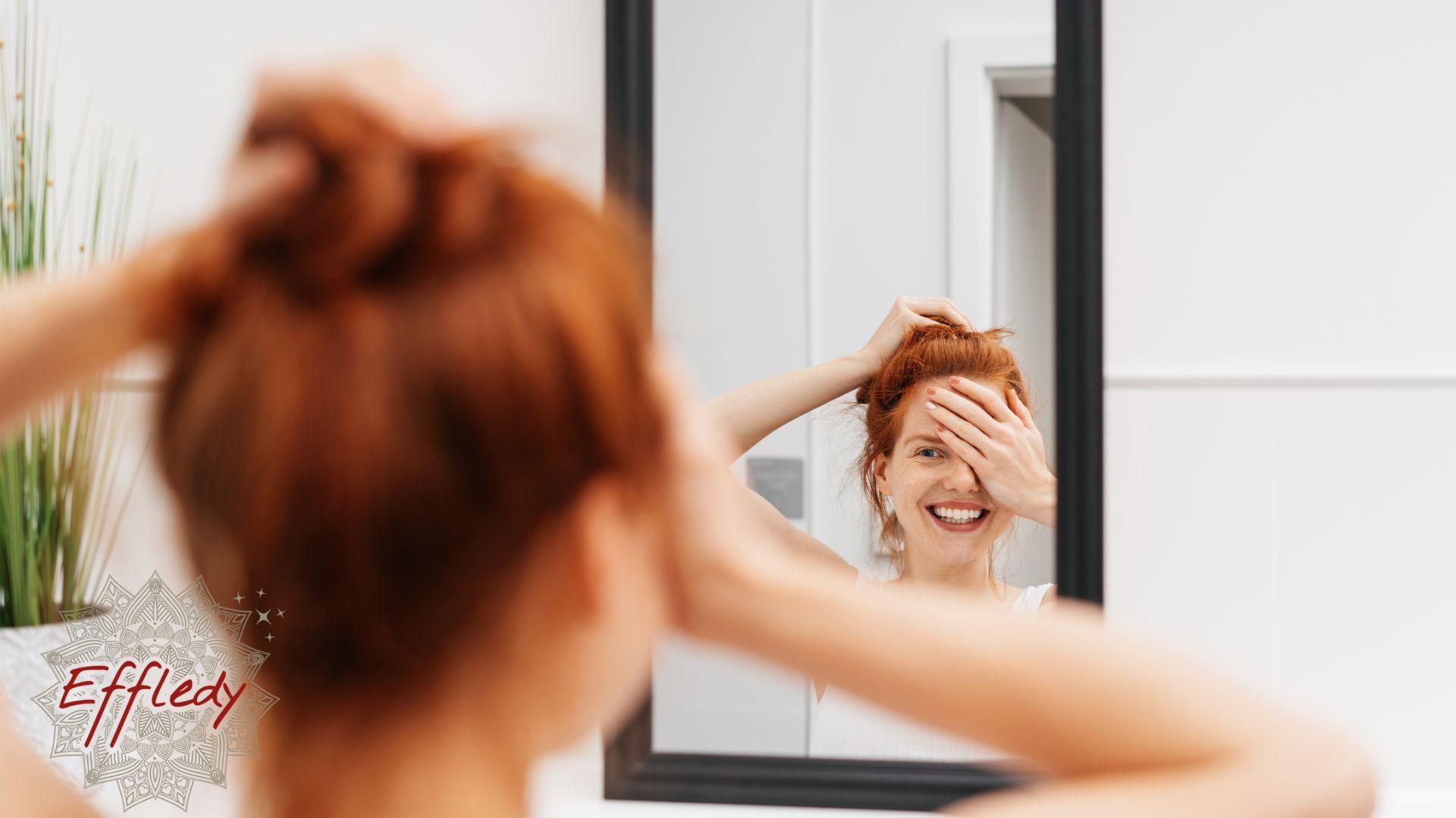 Femme rousse miroir